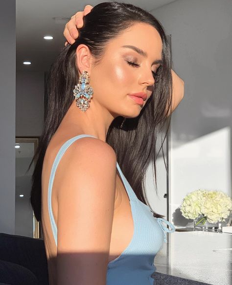 Chloe Morello on Instagram: “💎 I’ll miss this window when we move!! I always get the best makeup shots when the afternoon sun hits! ☀️ We are moving to LA, most of you…” Glowy Skin Makeup, Moving To La, Chloe Morello, Eyeshadow For Brown Eyes, Afternoon Sun, The Best Makeup, Makeup Tutorial Video, Colorful Eye Makeup, Dewy Skin