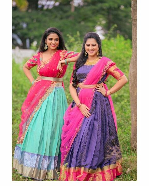 Twins Sisters Photography, Sisters Photoshoot Poses In Saree, Half Saree Poses For Sisters, Poses In Half Saree For Photoshoot, Half Saree Function Photoshoot Poses, Half Saree Function Photo Poses, Sister Poses For Wedding, Cousin Poses Photography, Poses For Sisters Photography