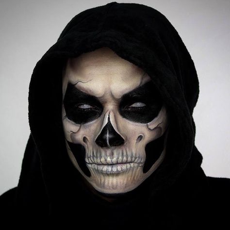 ShowMe Make-Up Reaper Face Paint, Reaper Makeup, Grim Reaper Makeup, Skull Makeup Ideas, Sugar Skull Makeup Tutorial, Skull Halloween Makeup, Skull Makeup Tutorial, Halloween Costumes Scarecrow, Creepy Skull