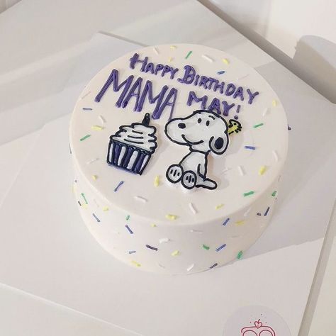 Snoopy Birthday Cake, Snoopy Cake, Happy Birthday Mama, Snoopy Birthday, Cake Aesthetic, Korean Cake, Creative Birthday Cakes, Creative Birthday, Character Cakes