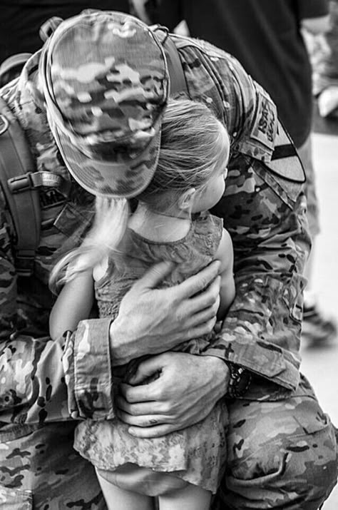 Military Family Pictures, Military Family Photos, Army Photography, Marine Son, Military Moments, Dad Aesthetic, Military Photography, Homecoming Pictures, Military Homecoming