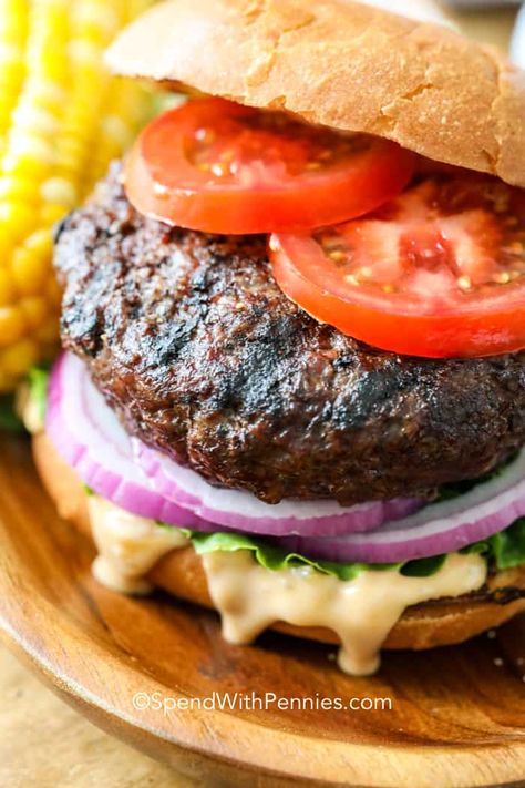 This 4 ingredient classic hamburger recipe is made with ground chuck, onion, worcestershire sauce & seasonings. It is quick and easy to pull together! Hamburgers Homemade, Burgers On The Stove, Homemade Beef Burgers, Classic Hamburger, Easy Homemade Burgers, Baked Beans Crock Pot, Burger Side Dishes, Hamburger Recipe, Recipes Using Ground Beef