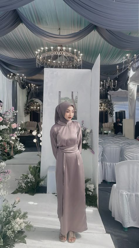 #bridesmaid #bridesmaidhijab #bridesmaidIndonesia #bridesmaidinspo #dressbridesmaid Dress Braidsmaid, Gaun Bridesmaid Hijab, Baju Bridesmaid Hijab, Kebaya Bridesmaid, Dress Brokat Modern, Braidsmaid Dresses, Bridesmaid Satin, Bride Dress Simple, Fashion Dresses Formal