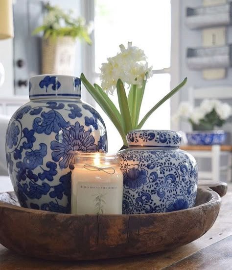 I have these what a great idea! White Home Decor Ideas, Blue And White Vases, Blue And White Home Decor, Blue And White Home, Tafel Decor, Blue White Decor, White Living, Hamptons Style, Blue And White China