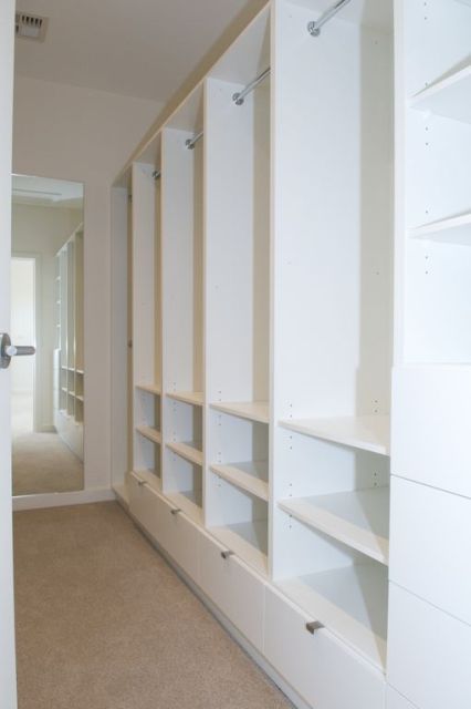 Small walkin closet ideas layout - Narrow walk in closet ideas layout - Home decor ideas Long Narrow Closet, Narrow Walk In Closet, Narrow Closet Design, Small Master Closet, Ideas Armario, Narrow Closet, Master Closet Organization, Walk In Closet Design, Closet Design Layout