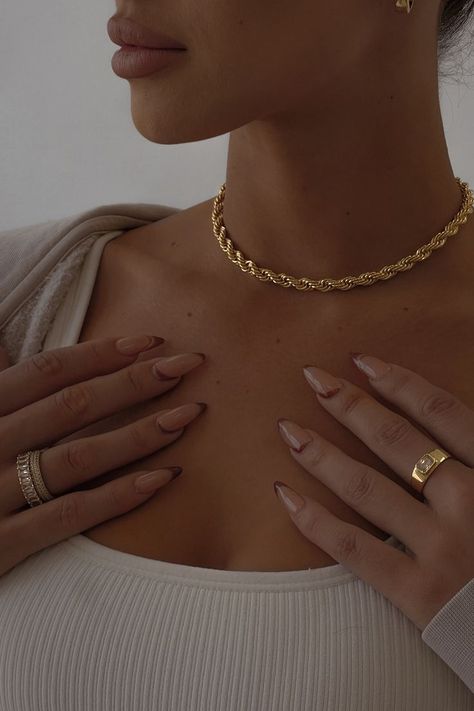 Gold rope necklace and cubic zirconia gold statement rings styled on woman for a casual elevated look. Minimalist Necklace Silver, Jewellery Aesthetic, Jewelry Photoshoot, Golden Jewelry, Jewelry Accessories Ideas, Jewelry Fashion Trends, Classy Jewelry, Jewelry Essentials, Fancy Jewellery