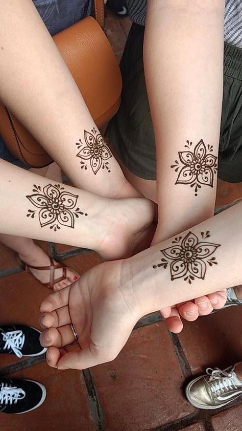 Henna Tattoo Design, Henne Tattoo, Cute Henna Tattoos, Small Henna, Cute Henna, Tato Henna, Kunst Tattoos, Henna Tattoo Hand, Tattoo Trend