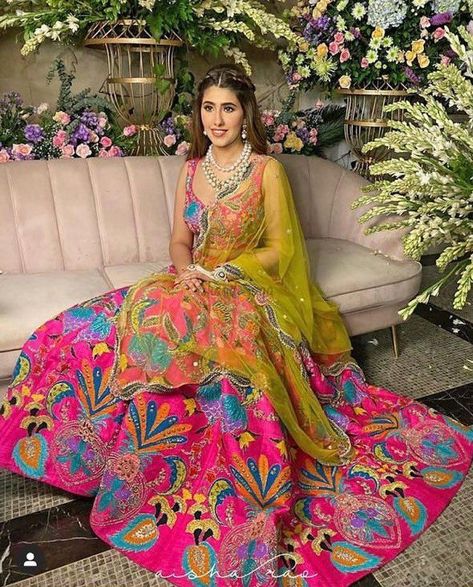 Pink Colour Lehenga, Lehenga For Mehendi, Mehendi Brides, Mehendi Ceremony Outfits, Lehengas For Wedding, Mehandi Outfit, Mehndi Dress For Bride, Aisha Rao, Mehendi Dress