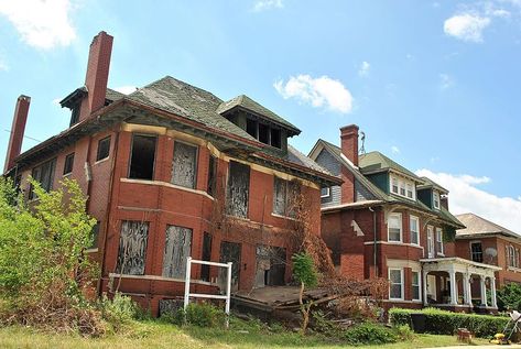 Brush Park: A forgotten luxury Detroit community that is gradually reviving - Abandoned Spaces Detroit Abandoned Houses, Abandoned Places In Michigan, Abandoned Detroit, Abandoned Car Park, Big Mansions, Creepy Old Houses, Masonic Lodge, Abandoned Minnesota, Abandoned Property