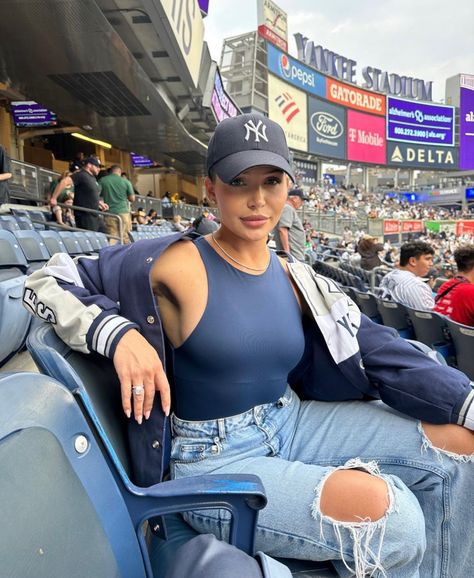 Ny Yankees Hat Outfit Women, Yankee Outfits Women, Spring Baseball Game Outfit, Yankee Hat Outfits Women, Women Baseball Outfit, New York Yankees Hat Outfit, New York Yankees Outfit, Soccer Game Outfits, Soccer Girls Outfits