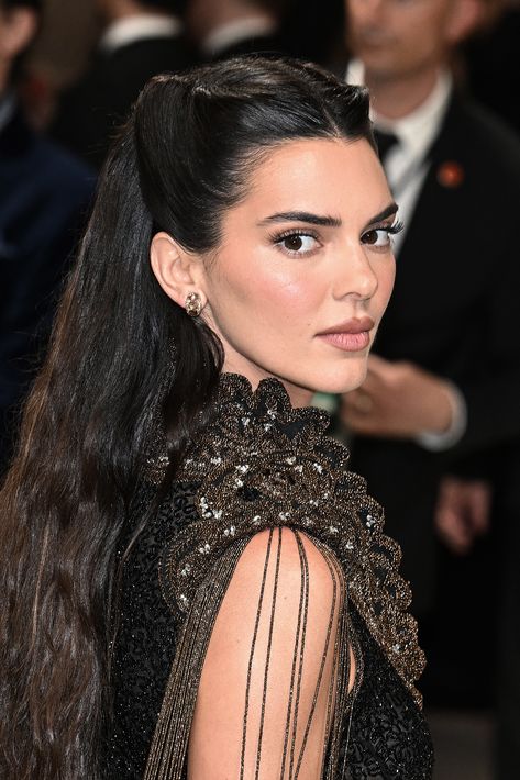 The 2024 Met Gala Celebrating "Sleeping Beauties: Reawakening Fashion" at The Metropolitan Museum of Art on May 06, 2024 in New York City. Glam Bride Makeup, Kendall Jenner Dress, Kendall Jenner Hair, Event Hairstyles, Party Dress Inspiration, Event Hair, Red Carpet Hair, Hair Tinsel, Guest Hair