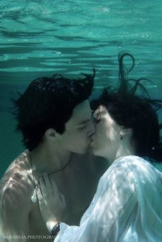 . Underwater Kiss, Underwater Photoshoot, Istoria Artei, Under The Water, Couple Poses Reference, Body Reference Poses, Underwater Photos, Water Photography, Human Poses Reference