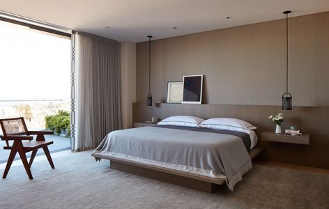 An Incredibly Serene House by Catherine Kwong in the Middle of Bustling San Francisco | Architectural Digest Work Bedroom, Roller Blinds Living Room, Ranch Living Room, Blinds Living Room, Apartment Window, Designer Window Treatments, Soho Apartment, Hotel Advertising, Hotel Window