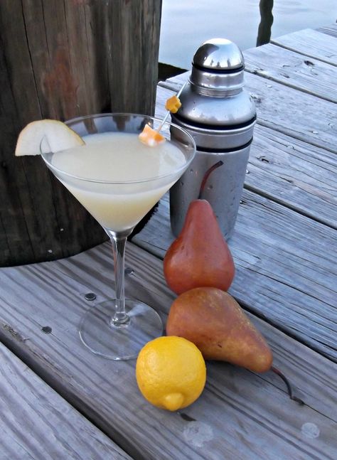 Pear Martini Pear Vodka Drinks, Vodka Drinks Recipes, Pear Martini Recipe, What's For Supper, Pear Martini, Beautiful Picnic, Vodka Recipes Drinks, Pear Vodka, Martini Party