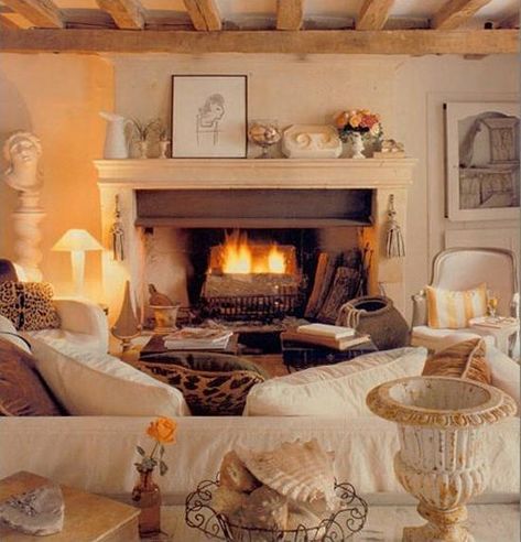 Cozy Thanksgiving Decorating Ideas, Living Room Makeover in Fall Cottage Chic Living Room, Cosy Fireplace, Autumn Interior, Casa Country, Casa Vintage, Chic Living Room, Cottage Living, Living Room Makeover, Design Living Room