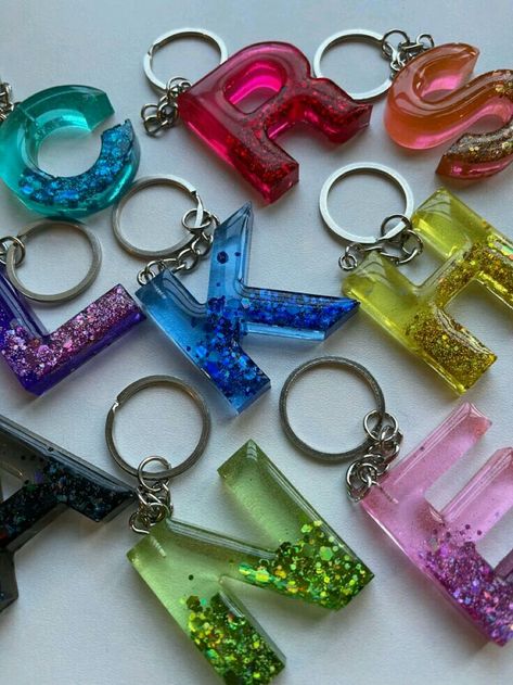 Epoxy Resin Letter Keychain, Glitter Resin Keychain, Epoxy Resin Accessories, Small Resin Projects, Cute Resin Ideas, Epoxy Keychain Ideas, Acrylic Keychains Diy Cricut, Things To Make With Resin, Epoxy Letters