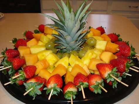 espetadas de fruta festa                                                                                                                                                                                 Mais Holiday Fruit Platter, Holiday Fruit, Fruit Platter Designs, Decorações Com Comidas, Fruit Skewers, Fruit Kabobs, Shower Food, Snacks Für Party, Idee Pasto Sano