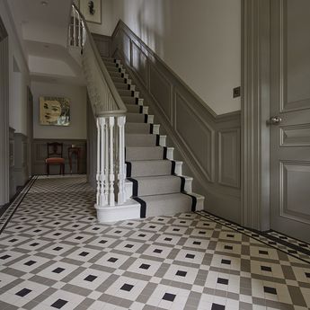 Lambriseringen Gang, Dröm Hus Planer, Edwardian Hallway, Hallway Tiles Floor, Hall Tiles, Entrance Hall Decor, Victorian Hallway, Victorian Floor Tiles, Black Floor Tiles