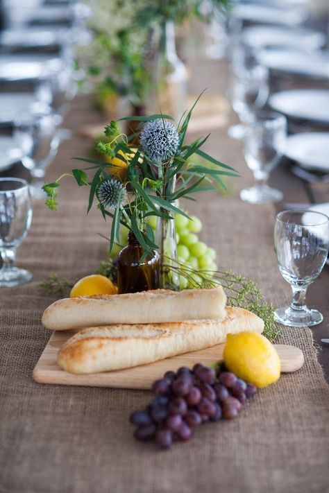 Bread Wedding Centerpieces, Food Wedding Centerpieces, Edible Table Centerpieces, Bread Centerpiece Wedding, Edible Centerpieces Wedding, Food Centerpieces Wedding, Fruit Centerpieces Wedding, Bread Centerpiece, Bread Rustic