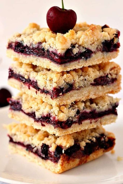 Cherry Pie Crumb Bars Recipe - quick and easy crumb bars with fresh cherry filling. Buttery crumb topping and sweet fruit filling make this a perfect summer dessert! Cherry Pie Crumb Bars, Cherry Pie Bars, Cherry Crumble, Crumb Bars, Peanut Butter Oatmeal Cookies, Cherry Desserts, Crumble Bars, Crumble Recipe, Pie Bars