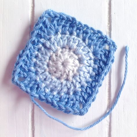 Simple Granny Square, Granny Square Easy, Granny Square Ideas, Pillows Crochet, Kare Motif, Granny Square Pattern Free, Sunburst Granny Square, Learn Crochet, Crocheted Stuff