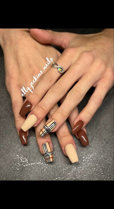 Tartan Plaid Christmas Nails, Brown Burberry Nails, Fall Nails Plaid Accent, Fall Burberry Nails, Short Checkered Nails, Plaid Nail Designs Fall, Flannel Nail Art, Brown Plaid Nails, Simple Autumn Nails Short