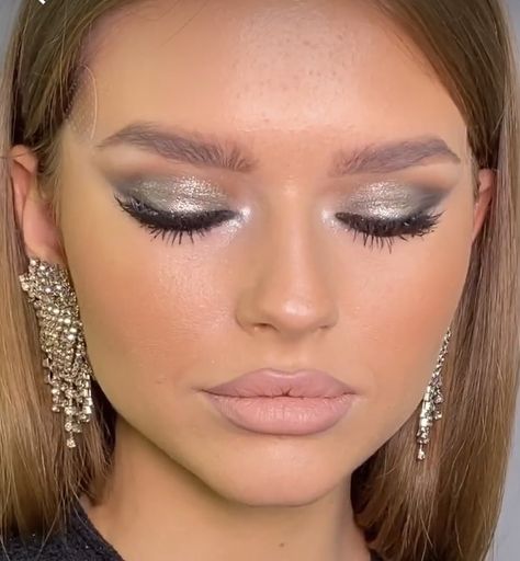 Prom Makeup Natural Glam Silver, Silver Night Makeup, Prom Glam Makeup Silver, Soft Silver Glam Makeup, Eyeshadow Looks Silver, Glam Makeup Silver, Silver Glam Makeup, Silver Eyeshadow Looks, Makeup Bold