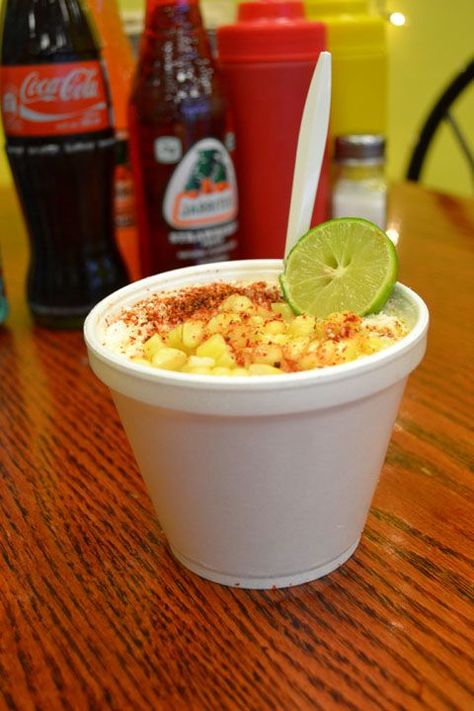 Ricos elotes en vaso! Corn In A Cup, Real Mexican Food, Traditional Mexican Food, Mexican Snacks, Chocolate Covered Fruit, Junk Food Snacks, Hispanic Food, Splash Page, Kinds Of Salad