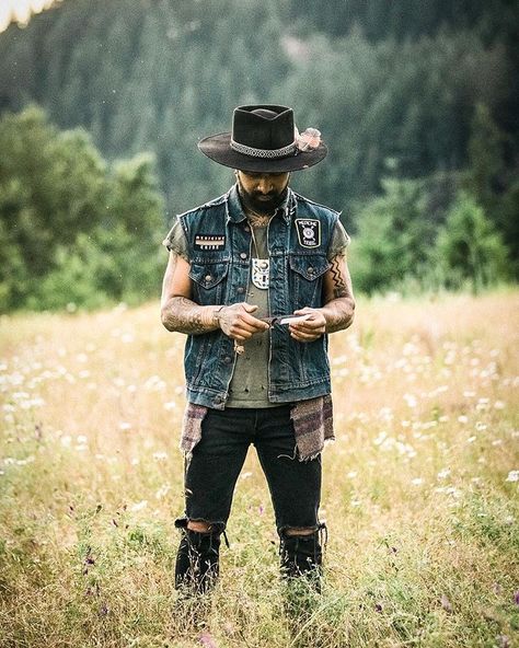 Mens Denim Vest Outfit, Men Hat Outfit, Mens Fedora Hat Outfit, Fedora Hat Outfit, Cowboy Fit, Hat Outfit Summer, Fedora Hat Outfits, Denim Vest Outfit, Denim Vest Men