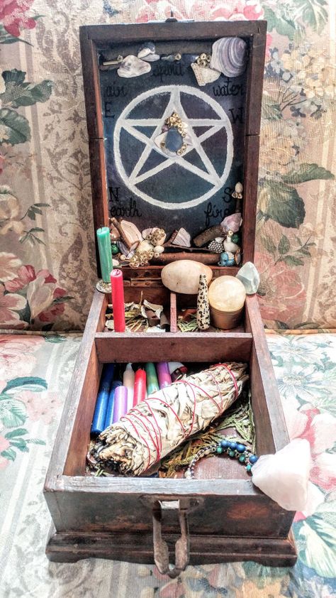 Portable Altar Boxes, Portable Altar, Travel Altar, God And Goddess, Pagan Beliefs, Diy Project Ideas, Witch Crafts, Witchcraft Altar, Mini Altar