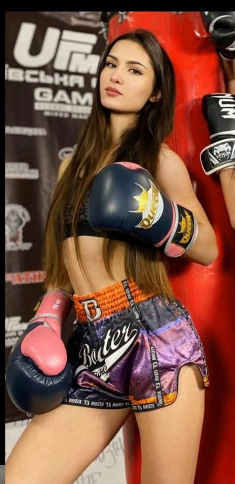 Female Boxing Photography, Female Boxing Pose, Women Mma Fighters, Belly Punching Female, Female Boxers Women Boxing, Drunken Boxing, Rayna Vallandingham, Female Kickboxing, Boxing Outfit For Women