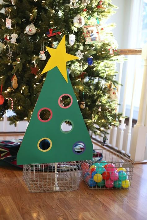 Christmas Tree Ball Sort for Toddlers - I Can Teach My Child! Disney Party Games, Fun Christmas Party Ideas, Christmas Party Ideas For Teens, Toddler Christmas Tree, Diy Christmas Party, Adult Christmas Party, Fun Christmas Party Games, Christmas Games For Kids, Christmas Crafts For Toddlers