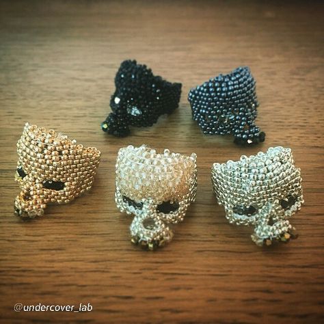 Beaded Skull Rings Skull Wedding Ring, Skull Engagement Ring, Diy Beaded Rings, Beaded Stuff, Skull Rings, Art Perle, Skull Wedding, Beadwork Designs, Halloween Beads