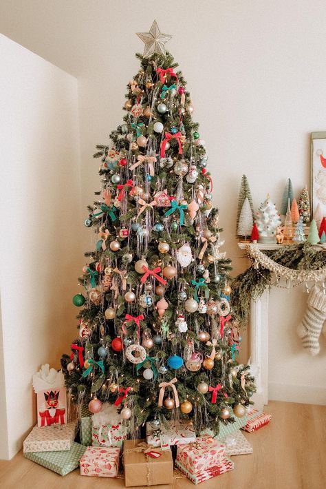 Anthropologie Christmas Tree, Pink Christmas Trees, Oversized Ornaments, Christmas Tree Inspo, Kitsch Christmas, Retro Christmas Tree, Unique Ornaments, Merry Bright Christmas, Christmas Decor Inspiration