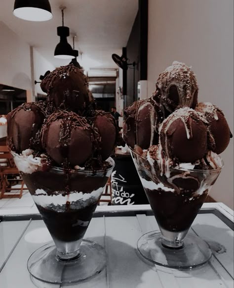 Chocolate Aesthetic, Ice Cream Sundaes, Junk Food Snacks, Milk Shakes, Yummy Comfort Food, Sweet Drinks, Sweet Snacks Recipes, Food Drinks Dessert, Cute Desserts