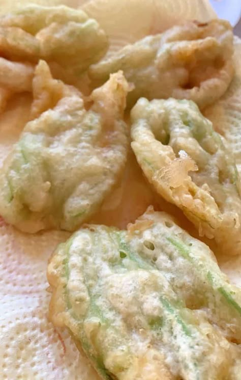 Squash Blossom Recipe, Fried Zucchini Flowers, Fried Squash Blossoms, Fried Zucchini Recipes, Zucchini Flowers, Fried Zucchini, Zucchini Blossoms, Zucchini Fries, Fried Vegetables