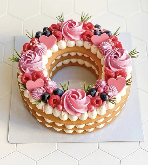 Creative Cake Decorating, Biscuit Cake, Cake Decorating Designs, Pretty Birthday Cakes, Fancy Cakes, Cake Decorating Tips, Food Cakes, Cake Decorating Techniques, Pretty Cakes