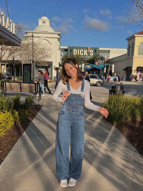 long jean overall with white long sleep and white converse Suspenders Women Outfits, Overalls Outfit Long, Overall Outfit Winter, Long Overalls Outfit, Overall Outfits Summer, Overalls Outfit Fall, Jean Overall Outfits, Overalls Outfit Aesthetic, Cute Overall Outfits