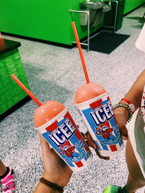 Cherry Slushie Aesthetic, Bebida Ice, Slushie Aesthetic Retro, Slushie Machine Aesthetic, Slushies Aesthetic, Icee Cherry, Blue Slushie Aesthetic, Cherry Slushie, Icee Slushie Aesthetic