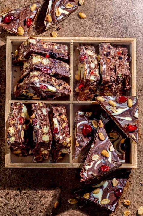 Easy Chocolate Tiffin - Step-by-Step Tutorial Fridge Cakes No Bake, Chocolate Fridge Cake Recipes, Fridge Cake No Bake, No Bake Traybake Recipes, Tray Cakes Ideas, Christmas Tiffin, Chocolate Tiffin Recipe, Chocolate Tiffin, Chocolate Fridge Cake