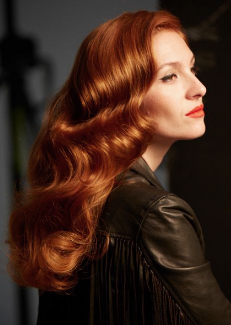 Joséphine tries Hollywood waves Ginger Hollywood Waves, Sophisticated Hair, Shaggy Haircut, Glamorous Hairstyles, Hair Christmas, Hollywood Curls, Ferrari Red, Hollywood Waves, Latest Hair Trends