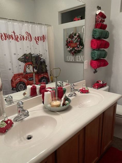 Christmas Tree Ideas Traditional Simple, Christmas Ideas For Bathroom, Diy Bathroom Christmas Decor, Small Bathroom Christmas Decor, Christmas Restroom Decor, Christmas Decor Ideas For Bathroom, Christmas Decor Ideas Bathroom, Christmas Bathroom Decor Small Spaces, Xmas Bathroom Decor