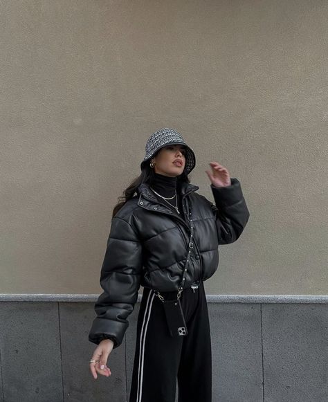 Track Pants Winter Outfit, Pants Winter Outfit, Styling Joggers, Styling Turtlenecks, Styling Jackets, Leather Puffer Jacket, Leather Puffer, Joggers Track Pants, 2022 Fashion