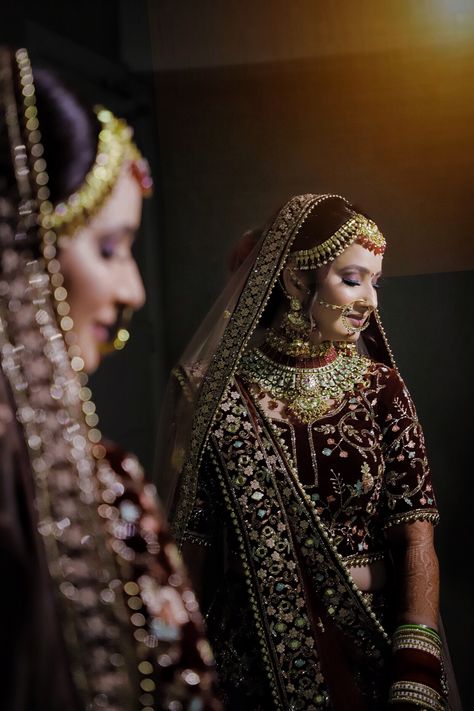 Indian Bride Outdoor Photoshoot, Palar Shoot Photo, Bridal Photography Poses The Bride Indian, Bridal Single Poses, Parlour Shoot Bride, Muslim Bride Photoshoot Poses, Single Bride Poses Indian Wedding, Indian Wedding Bride Photoshoot, Bride Makeup Shoot