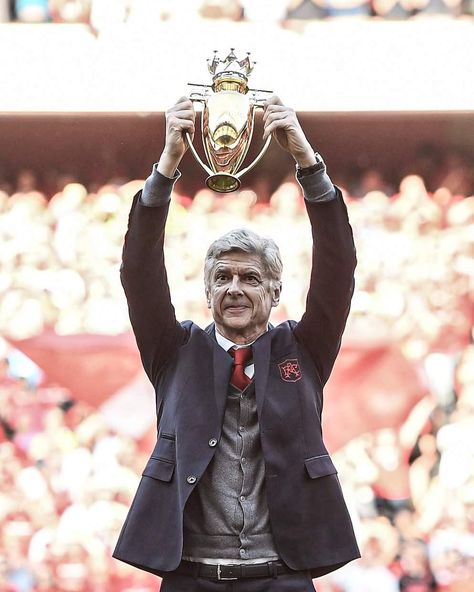 Arsenal Golden Trophy, Arsenal Emirates Stadium, Arsenal Premier League Trophy, Arsene Wenger, Arsenal, Sports