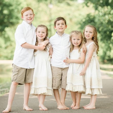 Child outdoor portraits Sibling Picture Outfits, 5 Siblings Picture Ideas, 5 Kids Photoshoot, Cousin Poses Photography, Grandkid Photo Shoot Ideas, Grandkids Picture Ideas, Children Poses Photography, Grandkid Photoshoot, 5 Sibling Photography