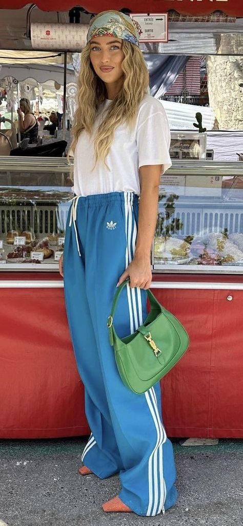 Looks Adidas, Track Pants Outfit, Sporty Street Style, Look Adidas, Looks Street Style, Street Style Summer, Athleisure Fashion, Street Style Inspiration, Sporty Outfits