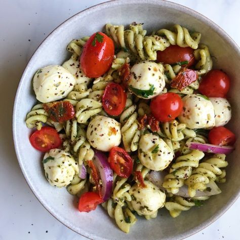 Ensalada Caprese, Creamy Pasta Salads, Caprese Pasta Salad, Caprese Pasta, Pasta Plates, Perfect Pasta, Pickled Red Onions, Creamy Pasta, Healthy Dishes