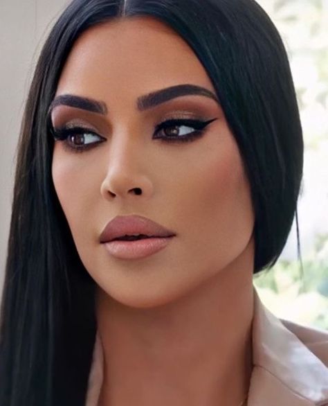 Kim Kardashian Makeup Looks, Bronze Makeup Look, Kardashian Makeup, Kim Kardashian Makeup, Kim Kardashian Hair, Estilo Kardashian, Kardashian Hair, Glam Wedding Makeup, Celebrity Makeup Looks