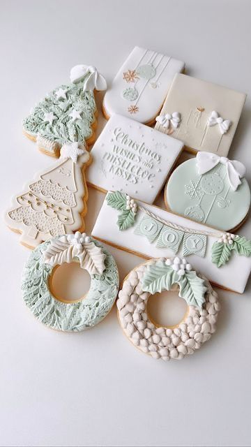 Christmas Fondant Cookies Ideas, Christmas Embossed Cookies, Neutral Christmas Cookies Decorated, Embossed Fondant Cookies, Lulu And Stone Cookies, Fondant Cookie Decorating, Fondant Cookies Christmas, Fondant Christmas Cookies, Christmas Fondant Cookies